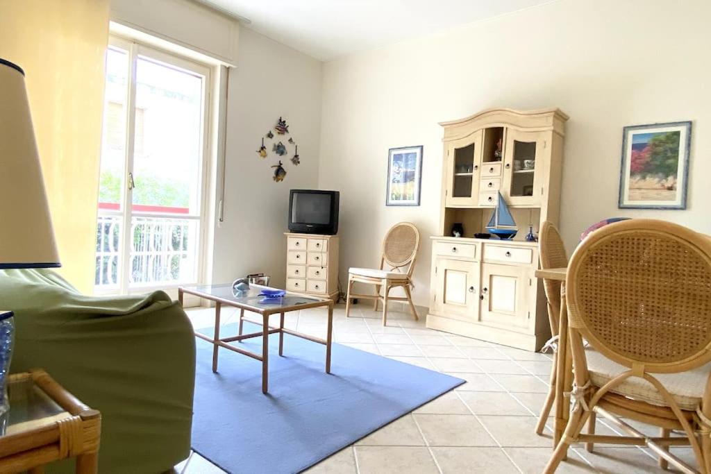 - un salon avec un canapé et une table dans l'établissement Appartamento Corallo - WiFi, à Sanremo
