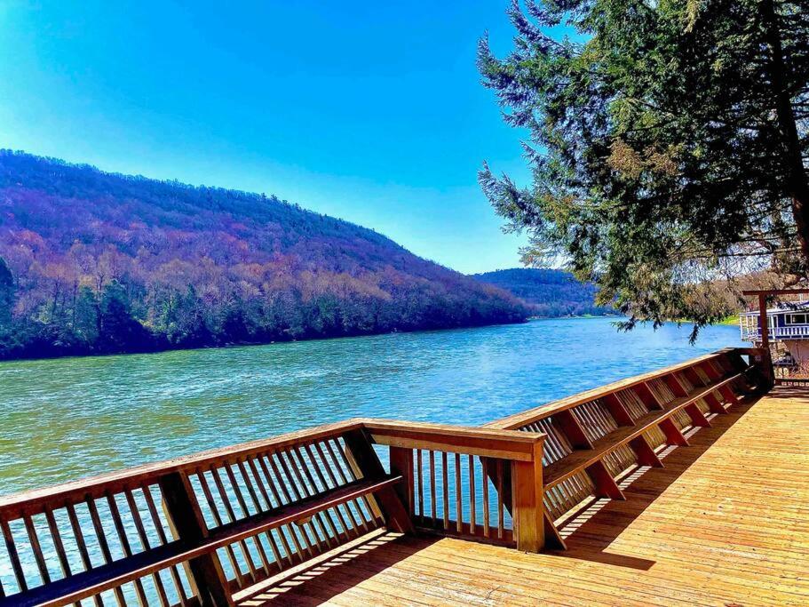 Vacation Home Riverfront Paradise Entire 3 Bed, 2 Bath Home