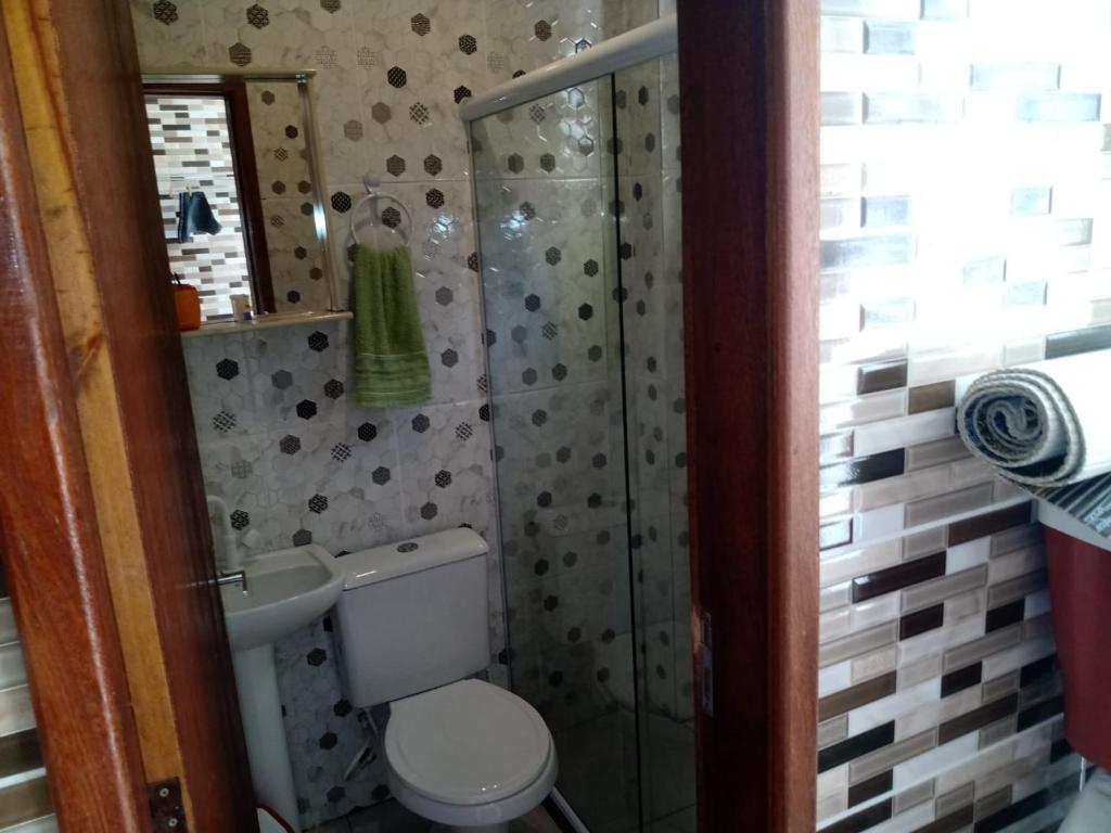 a bathroom with a toilet and a shower at Meu Aconchego in Cabo Frio