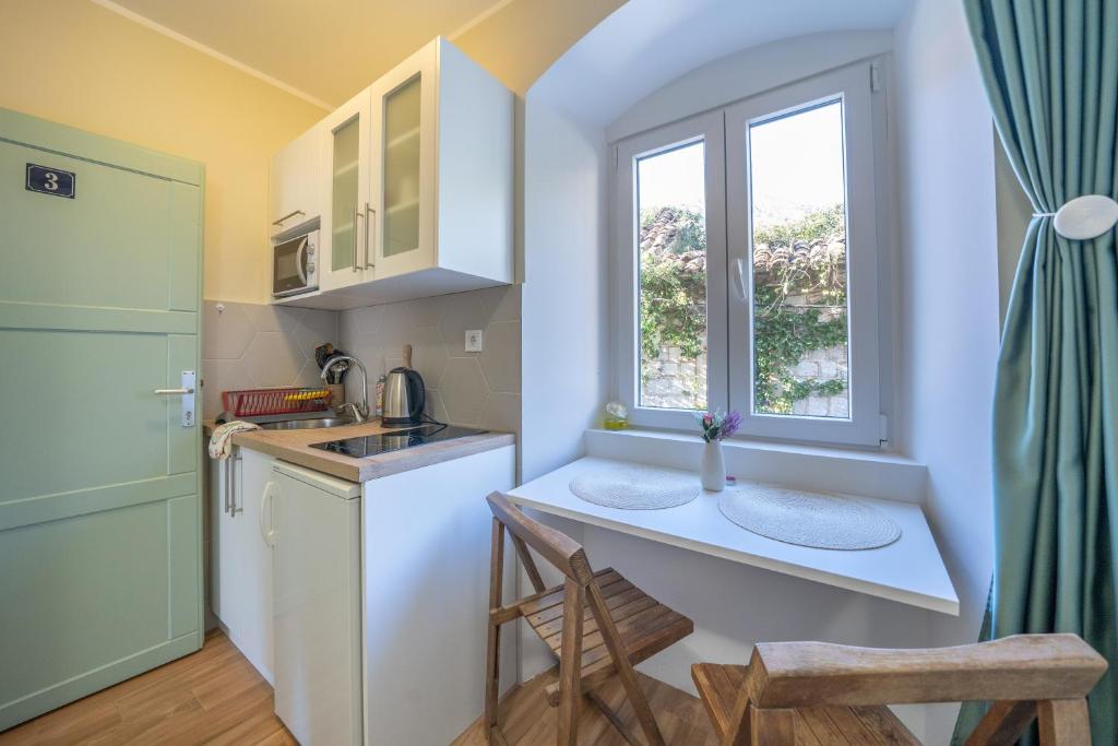 Kuchyň nebo kuchyňský kout v ubytování Apartmani Zukic