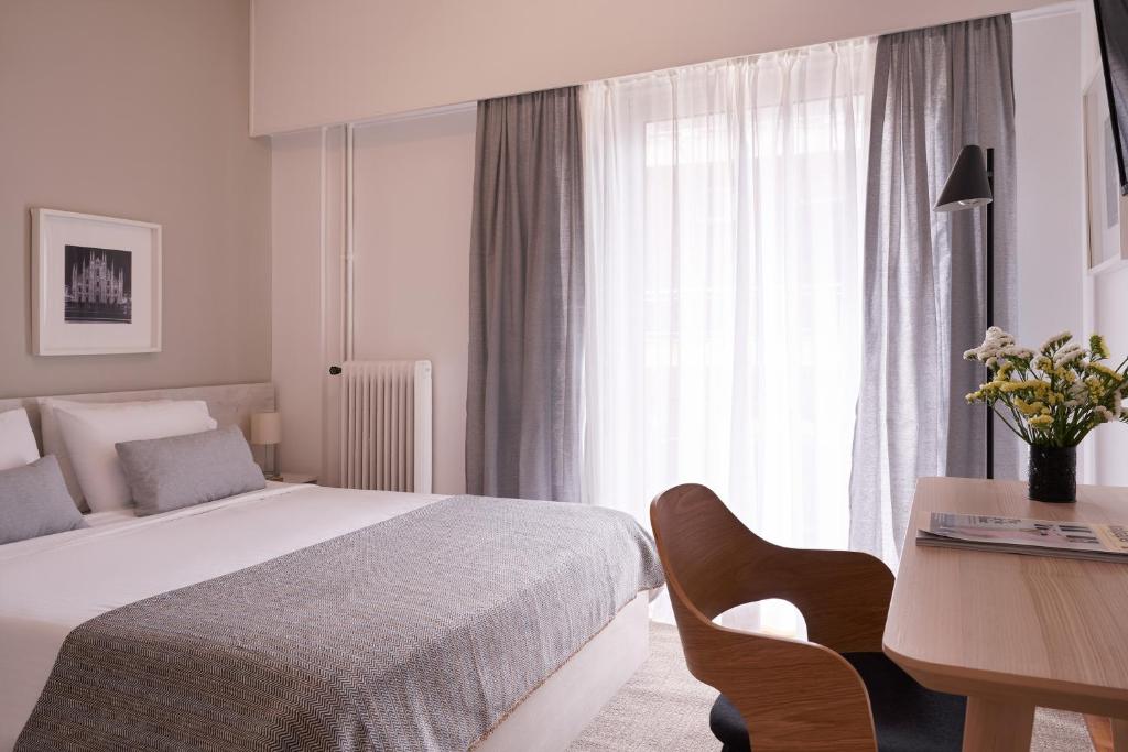 - une chambre avec un lit, un bureau et une fenêtre dans l'établissement Cozy Studio at Ampelokipi Area, à Athènes