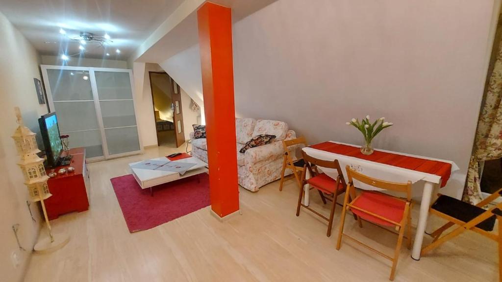 Telewizja i/lub zestaw kina domowego w obiekcie Apartamenty Stokrotka