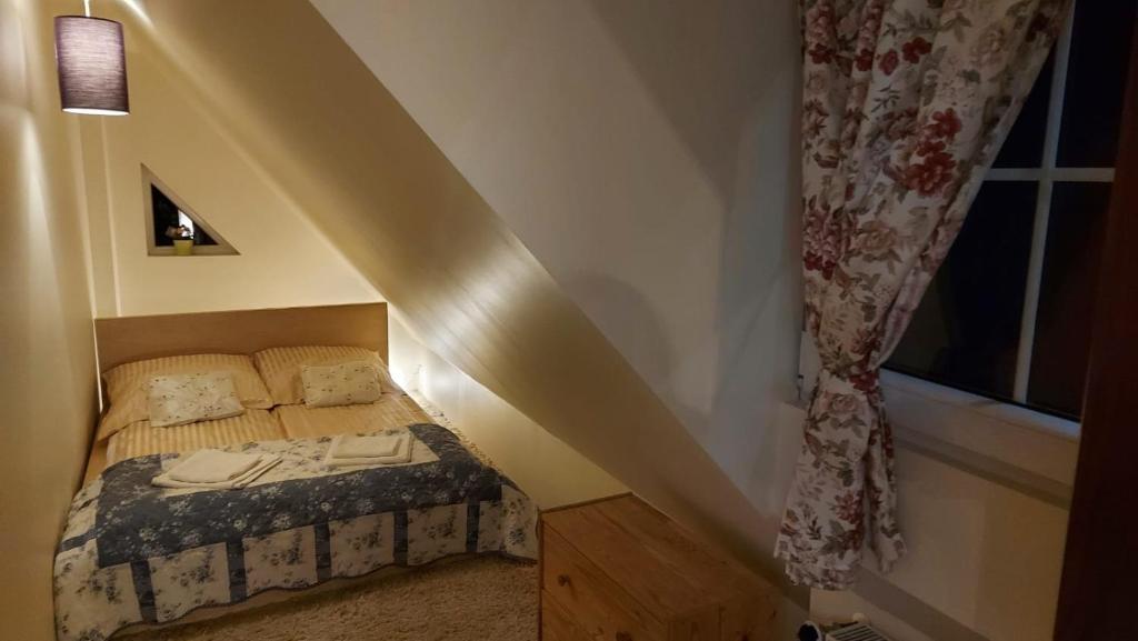 Łóżko lub łóżka w pokoju w obiekcie Apartamenty Stokrotka