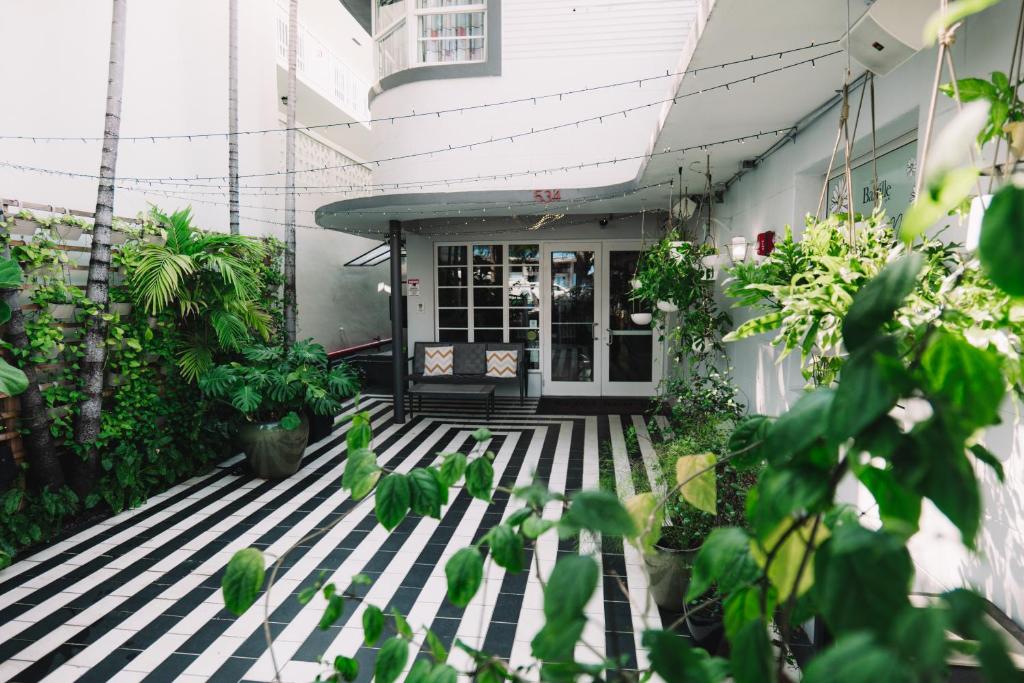 une terrasse couverte à l'avant d'une maison ornée de plantes dans l'établissement Fashion Boutique Hotel, à Miami Beach