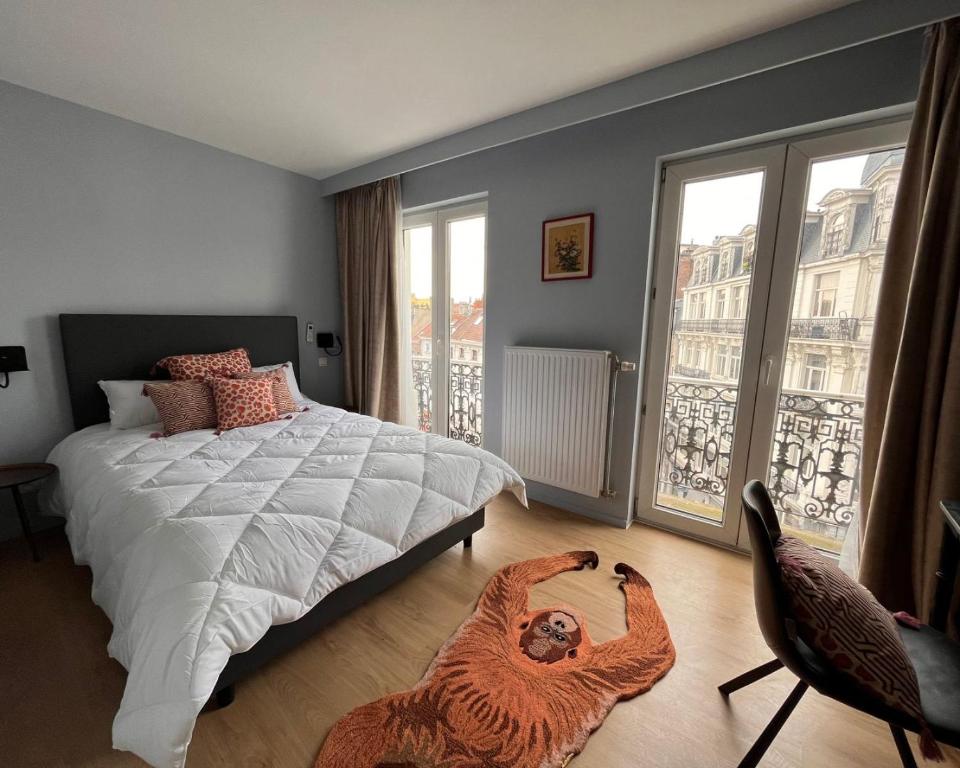 a bedroom with a bed and a bird on the floor at Hôtel La Pièce in Brussels