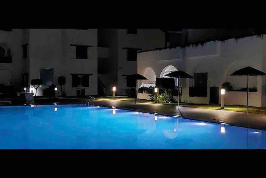 Bazén v ubytování Complexe Bella Vista Cabo Negro Martil Mdiq avec Piscines Plage WIFI nebo v jeho okolí