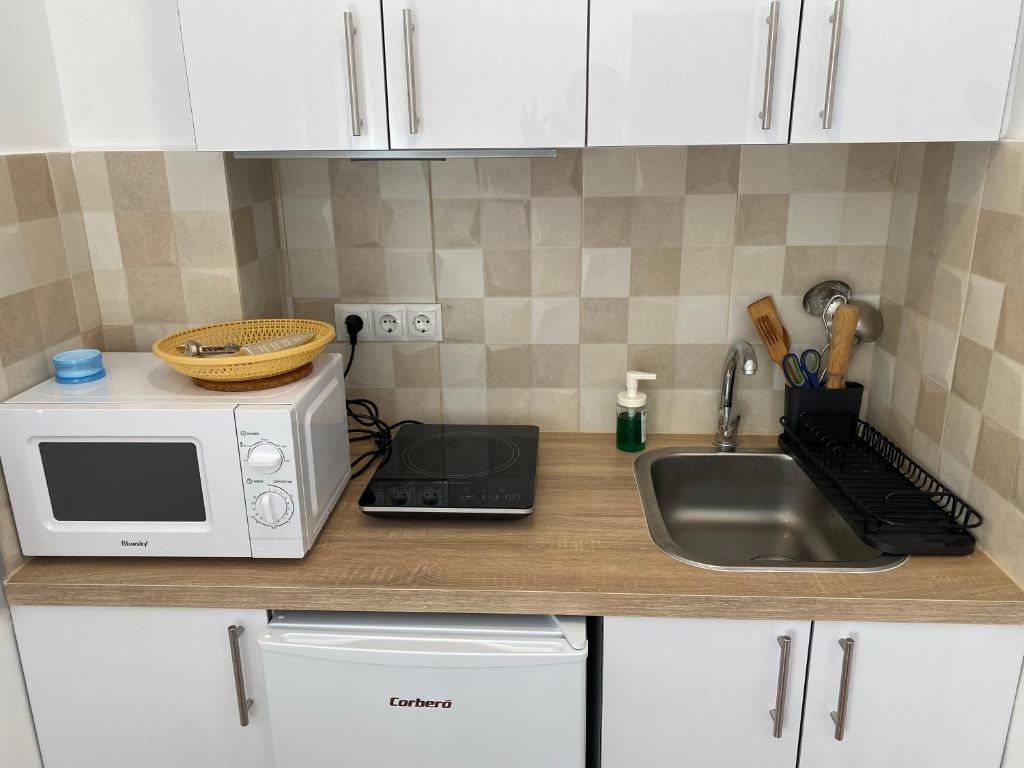 Kuchyň nebo kuchyňský kout v ubytování Habitaciones con baño y cocina privada