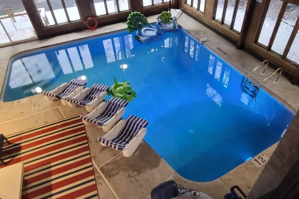 Výhľad na bazén v ubytovaní Poconos Pool Paradise alebo v jeho blízkosti
