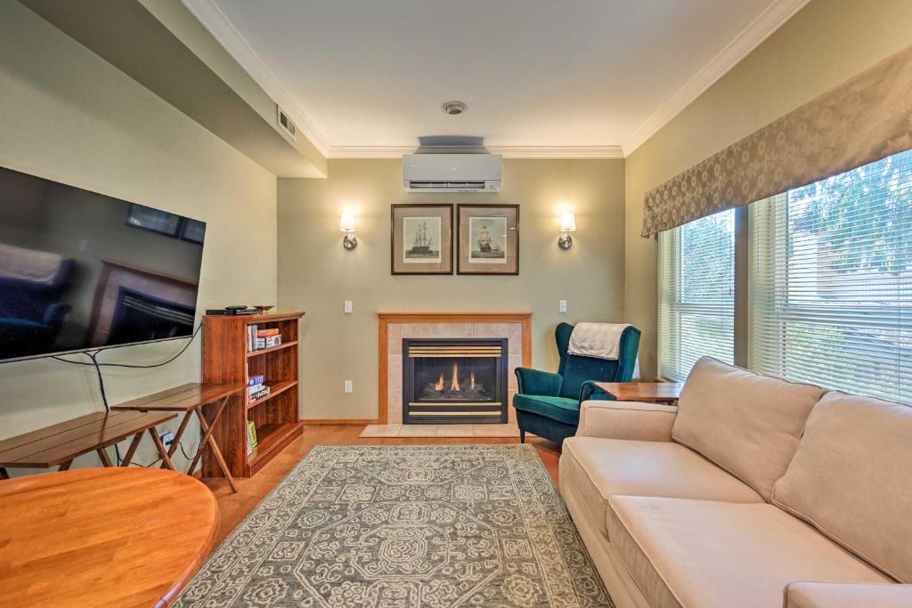 Μια τηλεόραση ή/και κέντρο ψυχαγωγίας στο Welcoming Edmonds Vacation Rental with Fireplace!