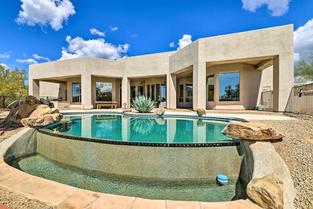 ein Pool vor einem Haus in der Unterkunft Stunning Cave Creek Home with Infinity Pool! in Cave Creek