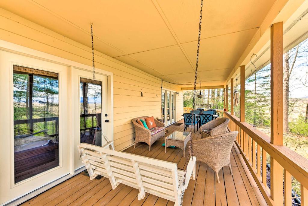 una veranda con sedie in vimini e tavolo di Franklin Cabin Deck with Smoky Mountain Views! a Franklin