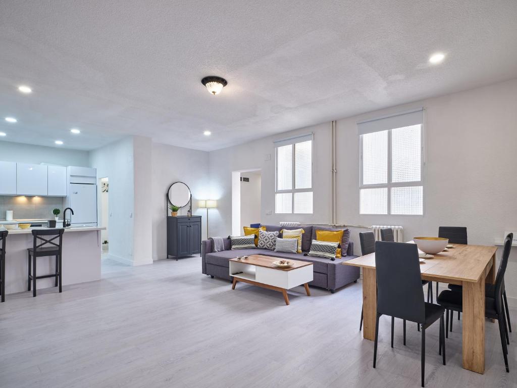 una sala de estar con un sofá y una mesa en NEW.Apto-SOL. 3ROOM 3BATHROOM.Recién reformado., en Madrid