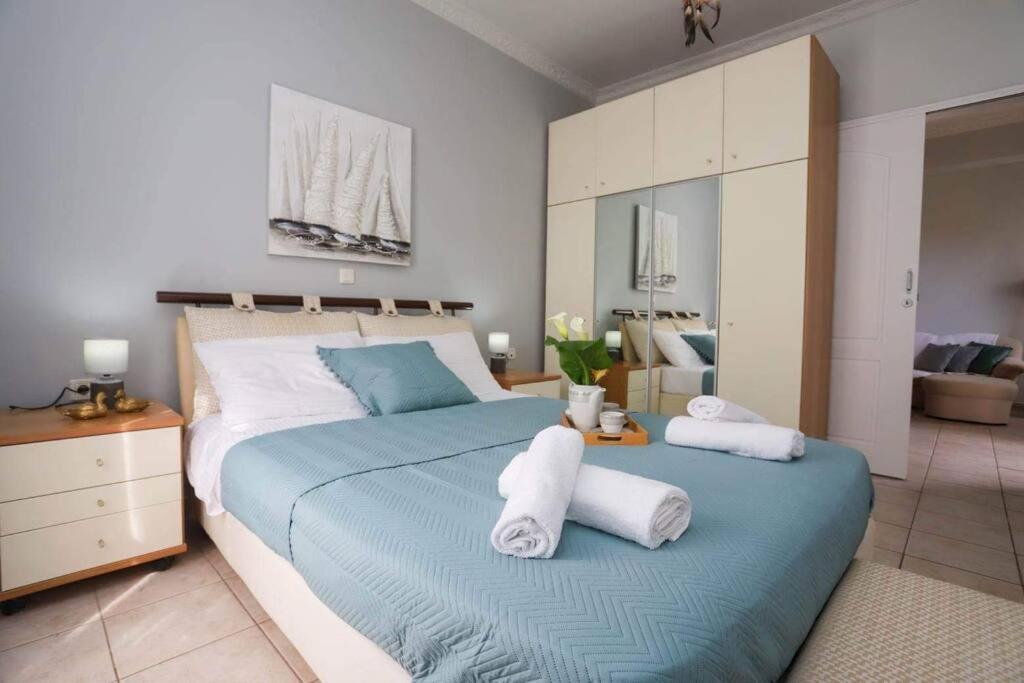 Káto Garoúnaにある“Katerina’s Guest House”のベッドルーム1室(大型ベッド1台、タオル付)