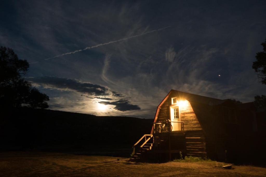 un fienile di notte con la luna nel cielo di Aubin Sky Lodging at the YL Ranch a Savery