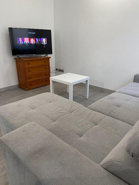 Televízia a/alebo spoločenská miestnosť v ubytovaní Appart95 Saint-Brice CDG France