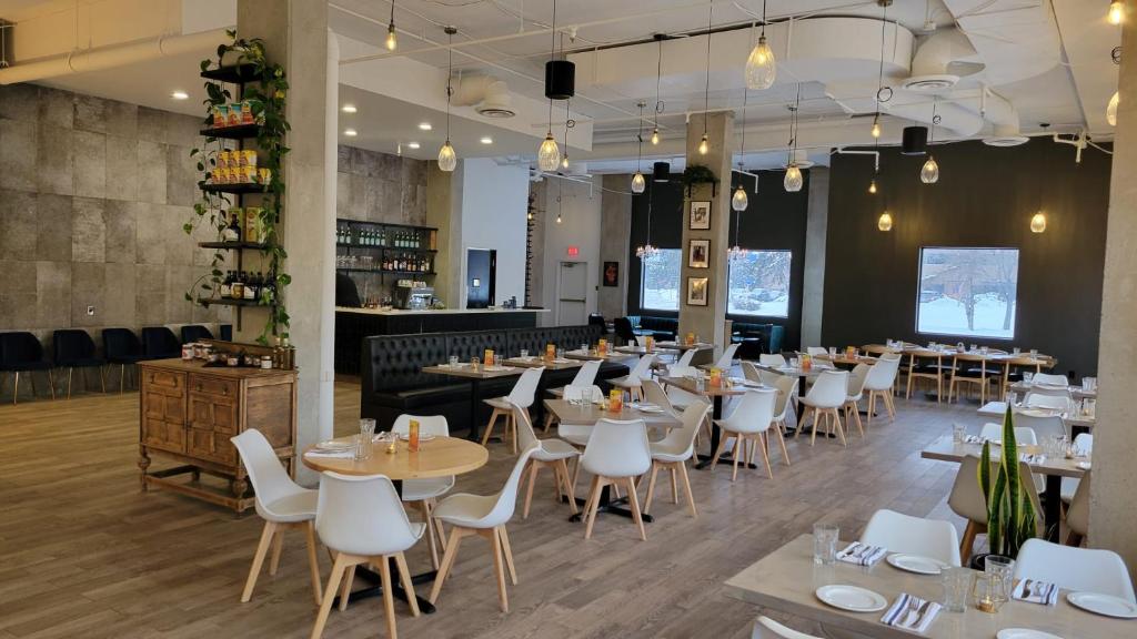 Divya Sutra Plaza and Conference Centre Calgary Airport - Resim 19