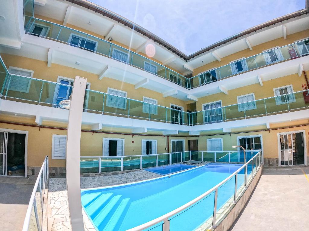 - une piscine dans la cour d'un bâtiment dans l'établissement Sacada gourmet, piscina e ar condicionado, à Ubatuba