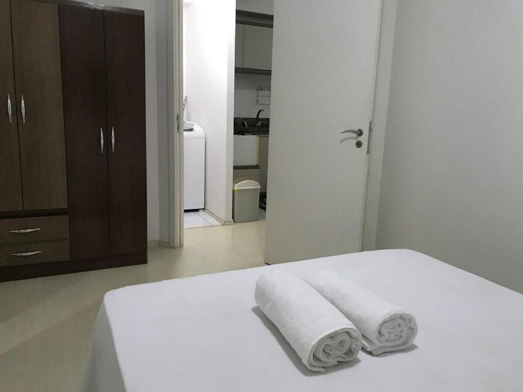 ein weißes Schlafzimmer mit 2 Handtüchern auf dem Bett in der Unterkunft Pasqualetto in Caxias do Sul