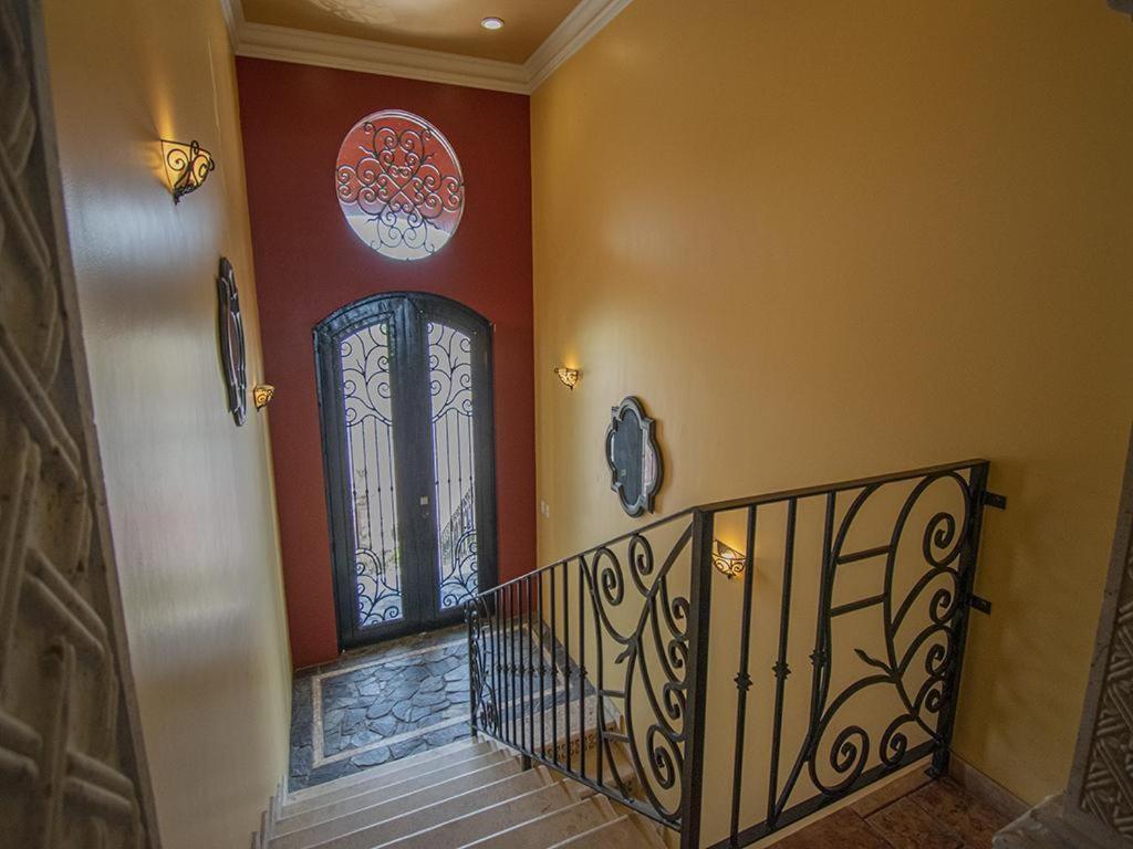 un couloir avec un escalier doté d'une porte et d'une fenêtre dans l'établissement Mazatln Villa Del Mar With Pool, à Barrón