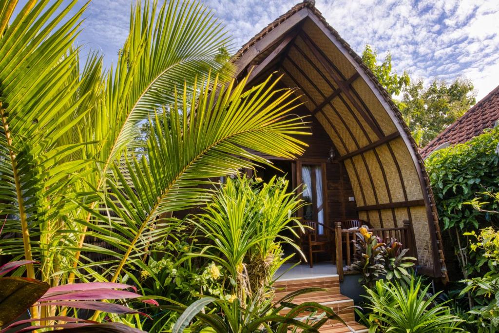 una casa con un mucchio di piante davanti di The Catar Cottages a Nusa Penida