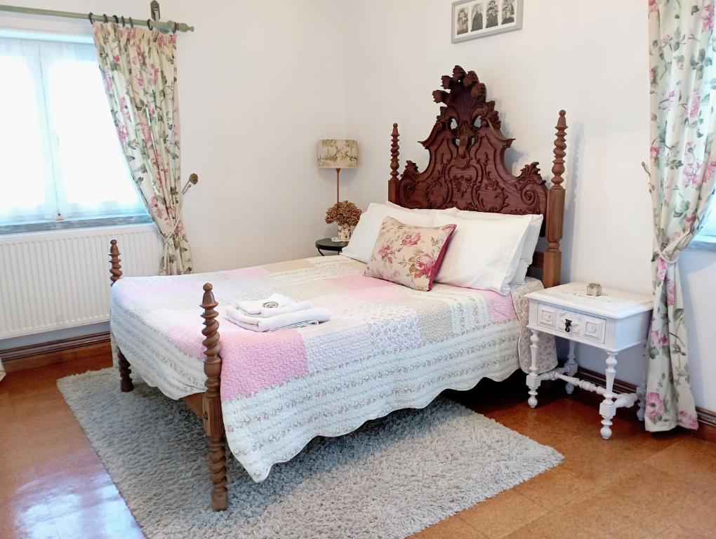 1 dormitorio con 1 cama con cabecero de madera en Sunset Vista Apartment B en Mação