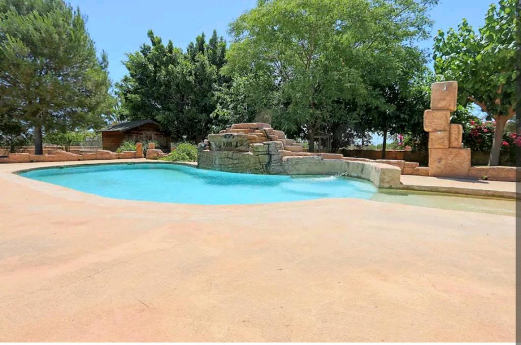 una piscina con una fuente de agua en un patio en Villa Jacinta, en Asprillas