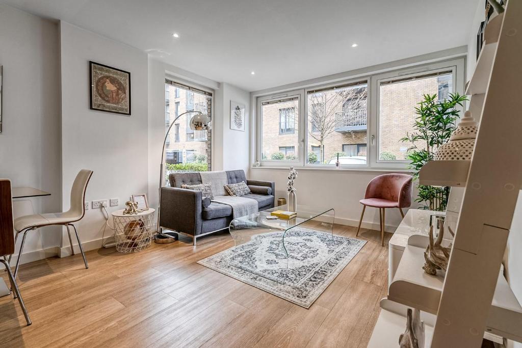 Apartment Modern Surrey Quays Flat, London, UK