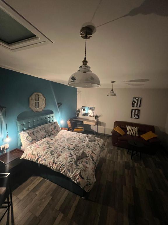 Hidden Gem - 1 Bedroom Studio - Right in the Town Center - Tucked away from the noise! 2 Minutes from Train Station! - Apartamento De Una Habitación