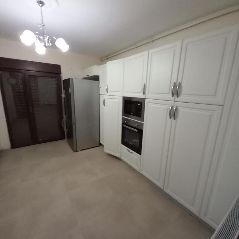 Çınarcık的住宿－Yalova Beach Apartment，厨房配有白色橱柜和冰箱。