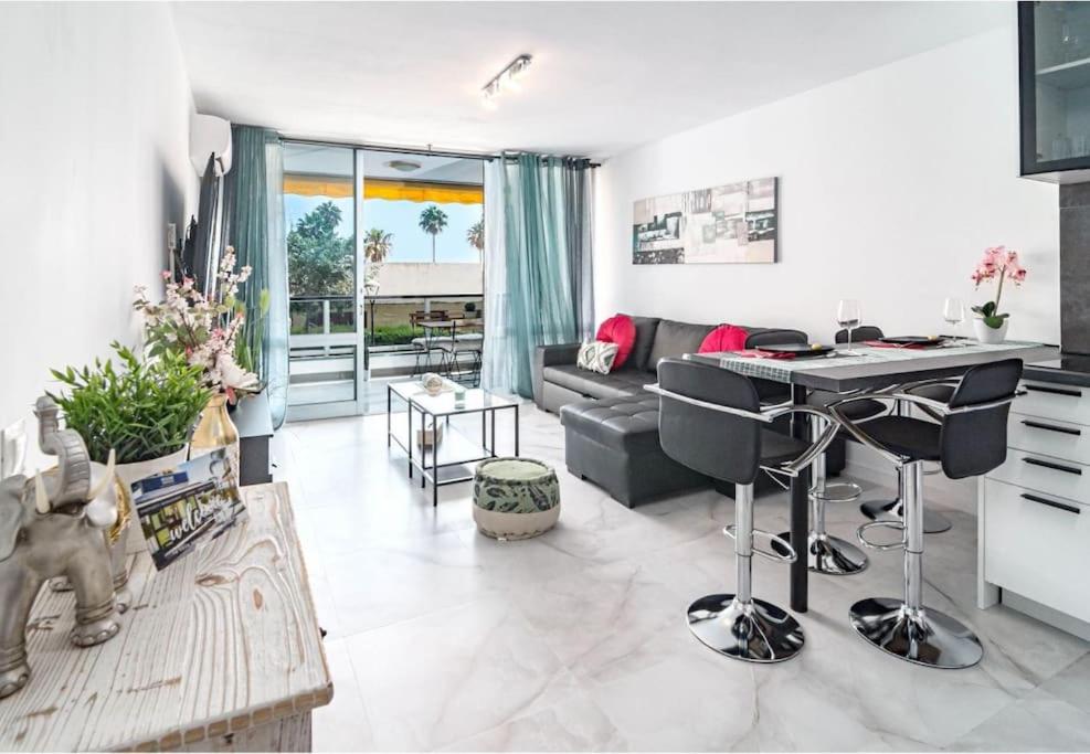 マルベーリャにあるApartman Marbella ElFaroのソファとテーブルのあるリビングルーム