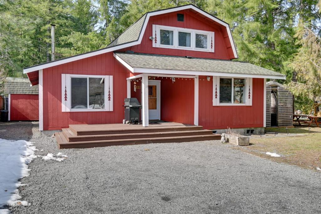 uma casa vermelha com um alpendre e uma entrada em Cozy Ashford Home - 5 Mi to Rainier Natl Park! em Ashford