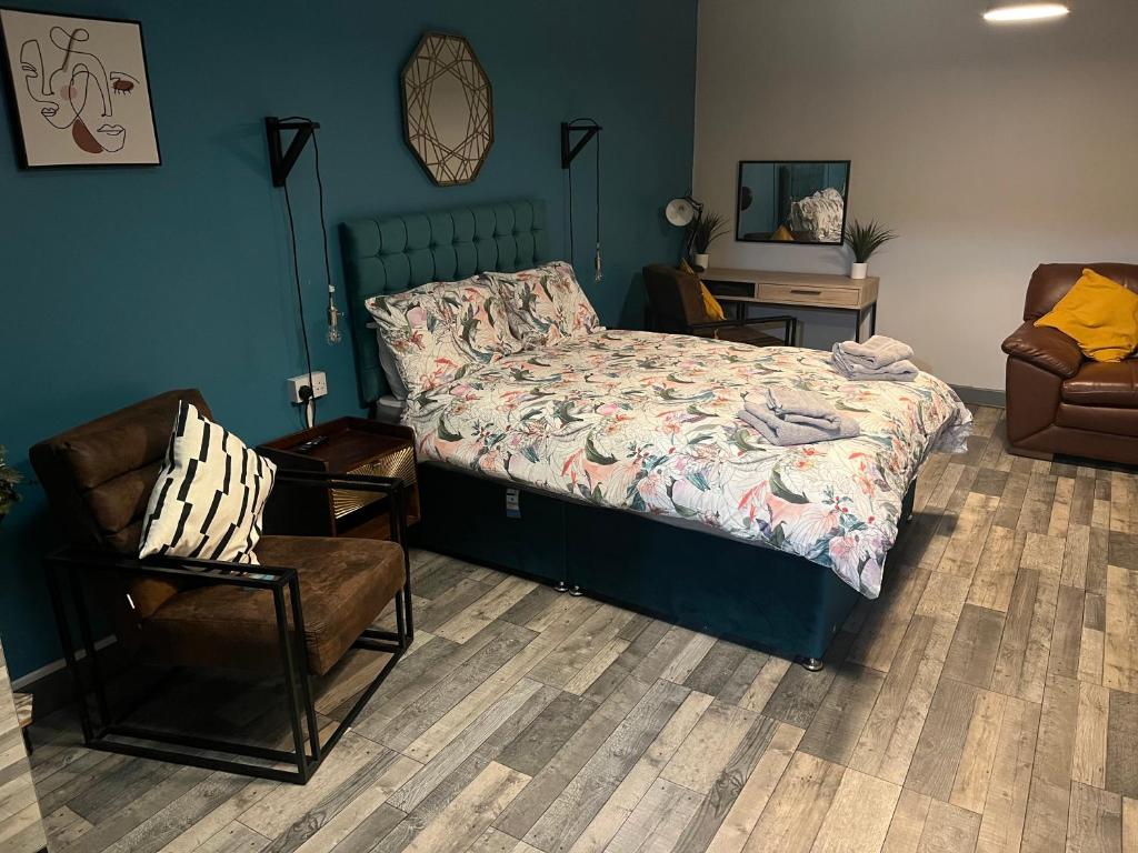 Hidden Gem - 1 Bedroom Studio - Right in the Town Center - Tucked away from the noise! 2 Minutes from Train Station!