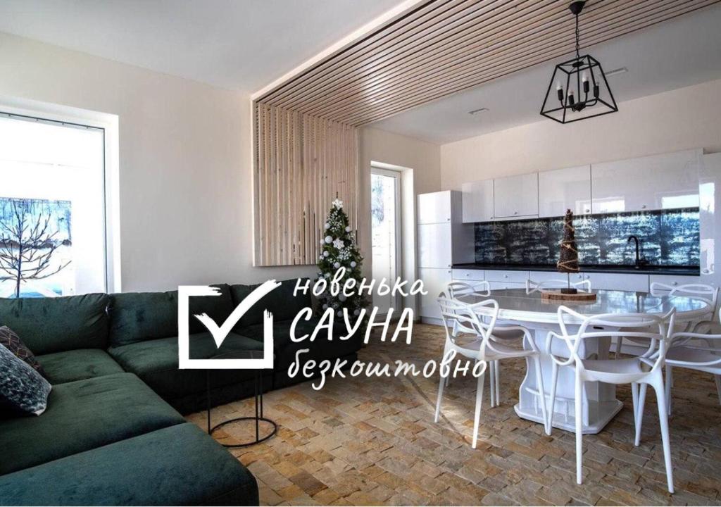 布克維的住宿－Шале БІЛИЙ ЛЕВ - WHITE LION Chalet，客厅配有绿色沙发和桌子