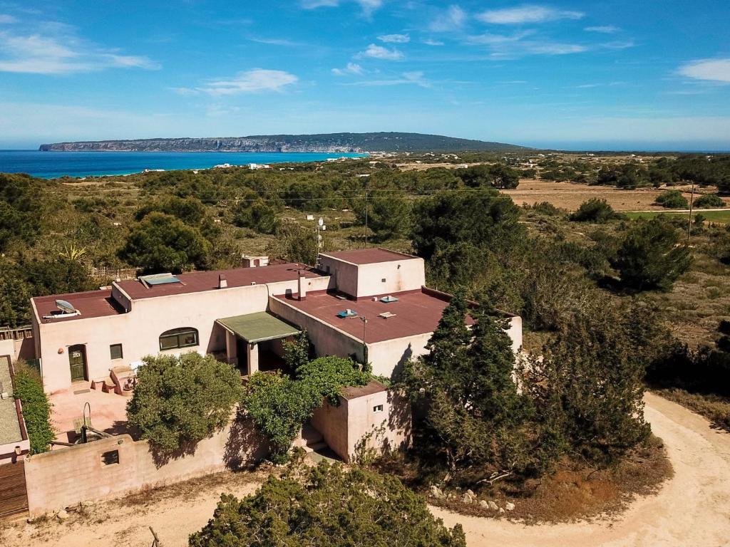 una vista aérea de una casa con el océano en Villa Turquoise Formentera en Sant Ferran de Ses Roques