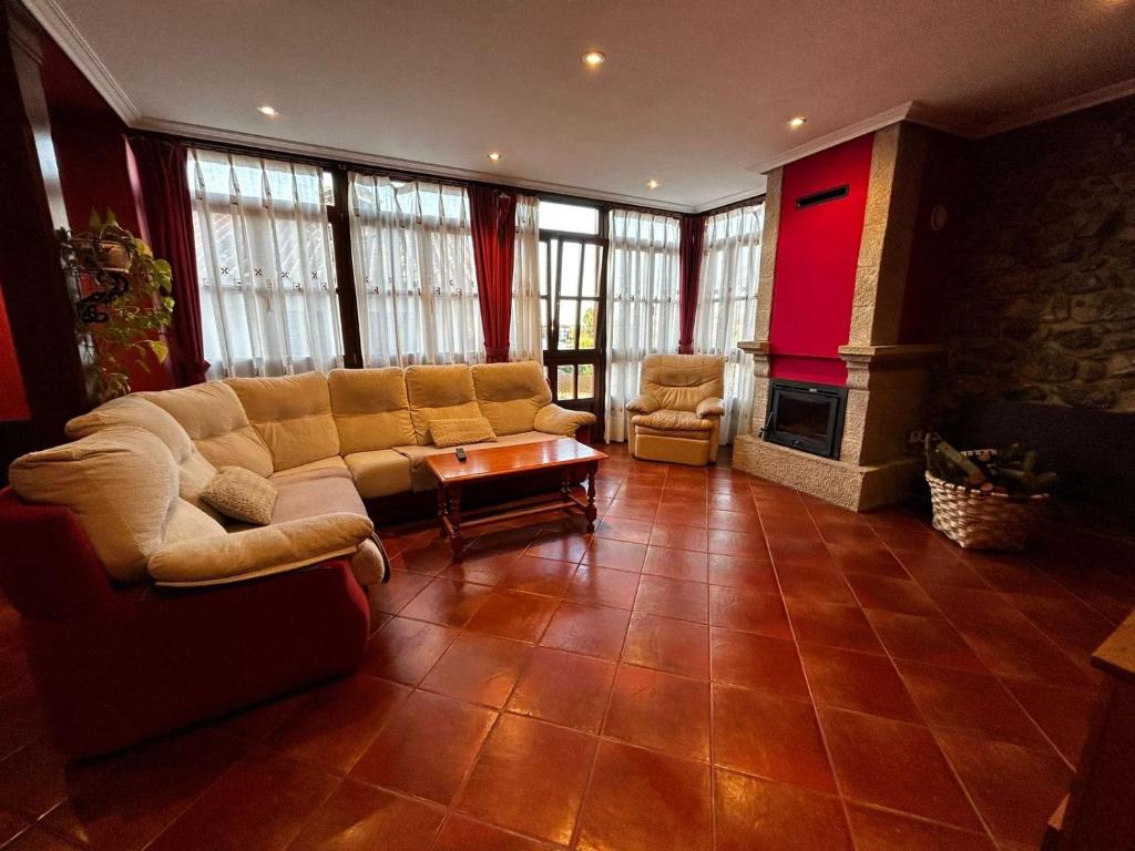 - un salon avec un canapé et une cheminée dans l'établissement Casa de Aldea el Pontón, à Cue