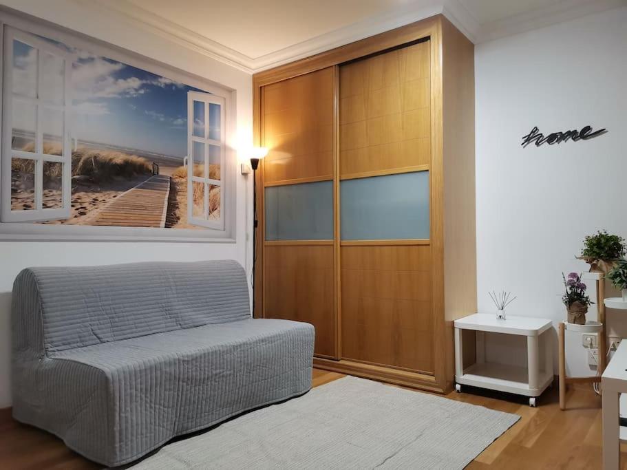 - une chambre avec un lit et une grande fenêtre dans l'établissement Apartamento Plaza America 40 m2, à Vigo