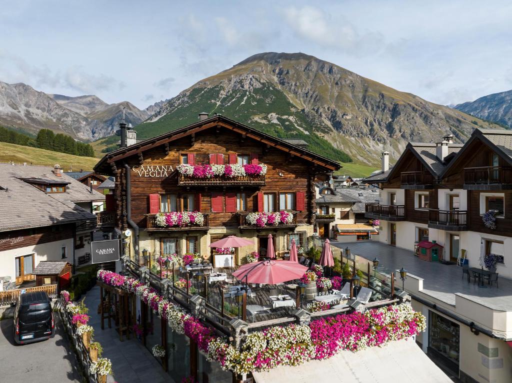 a town with a building with flowers in front of it at Camana Veglia in Livigno