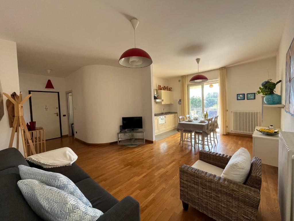 een woonkamer met een bank en een tafel bij DEA apartment in Albenga