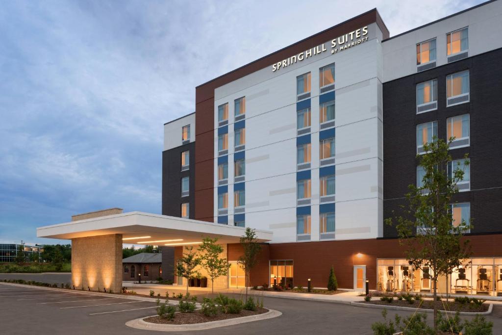 een weergave van het Sheraton Suites hotel bij SpringHill Suites by Marriott Milwaukee West/Wauwatosa in Wauwatosa