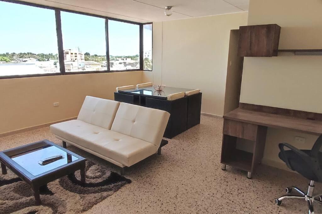 sala de estar con sofá blanco y escritorio en RH02 Riohacha apartamento con vista al mar en la mejor zona de la ciudad genial para relax o trabajo, en Ríohacha