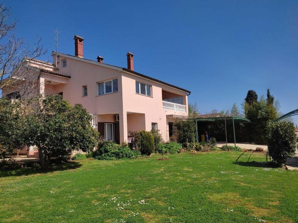 a large house with a yard in front of it at Appartamento da Vjeri in Pula