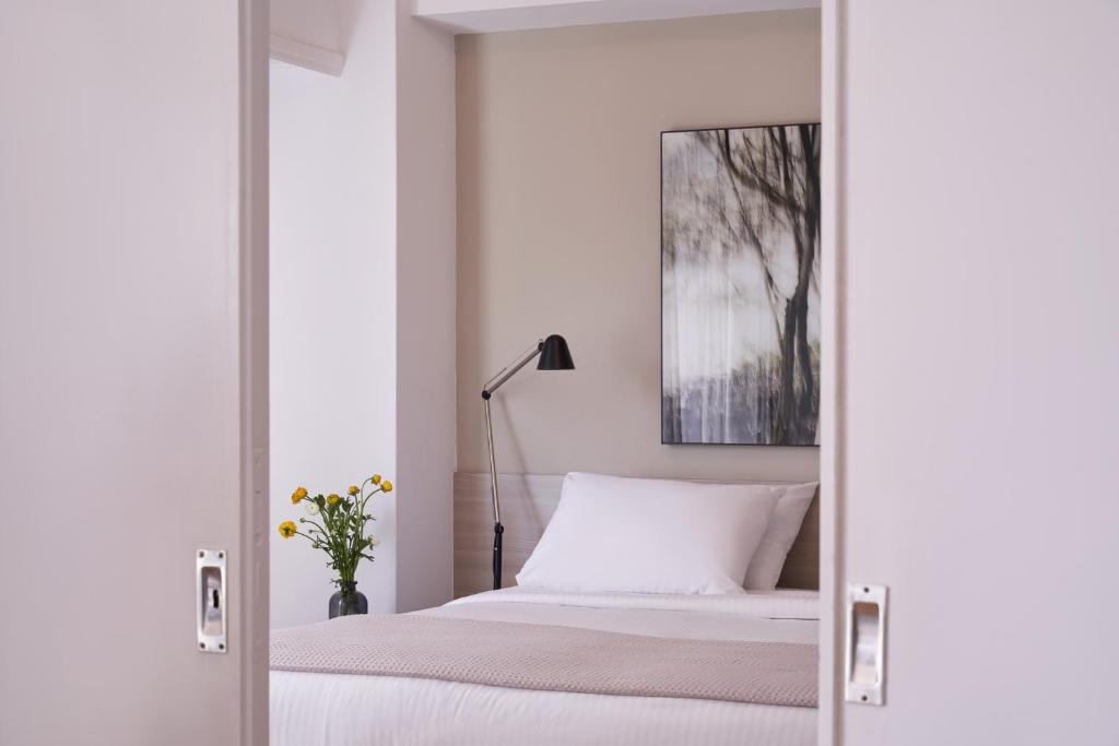 A bed or beds in a room at Parthenon Apartment
