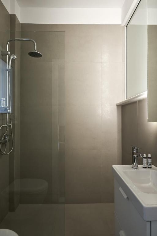A bathroom at Parthenon Apartment