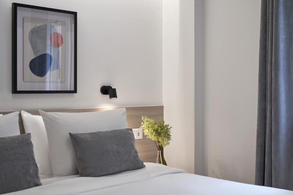 A bed or beds in a room at Parthenon Apartment