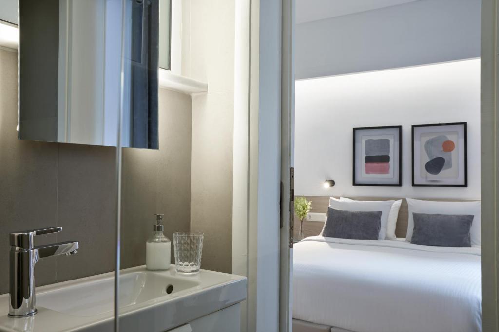 A bed or beds in a room at Parthenon Apartment