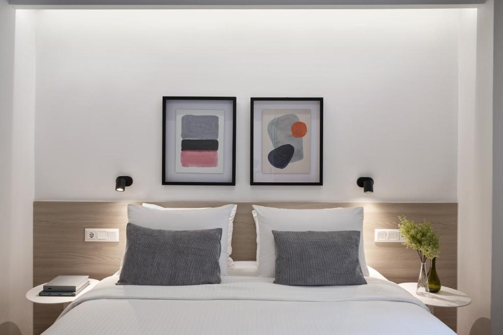 A bed or beds in a room at Parthenon Apartment