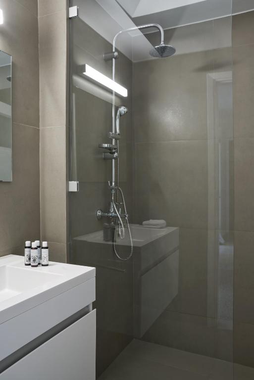 A bathroom at Parthenon Apartment