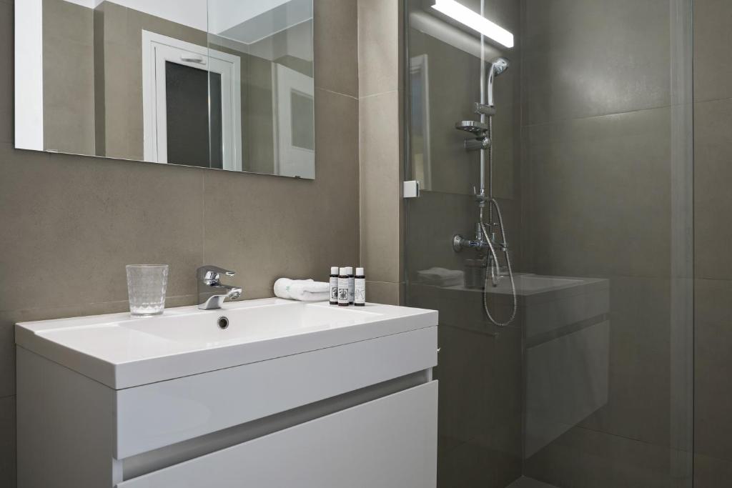 A bathroom at Parthenon Apartment