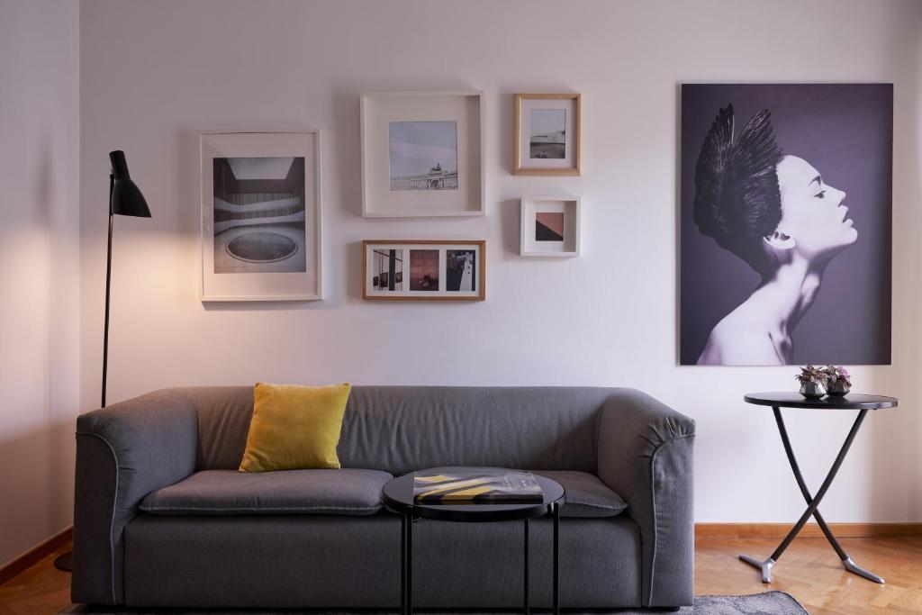 A seating area at Parthenon Apartment