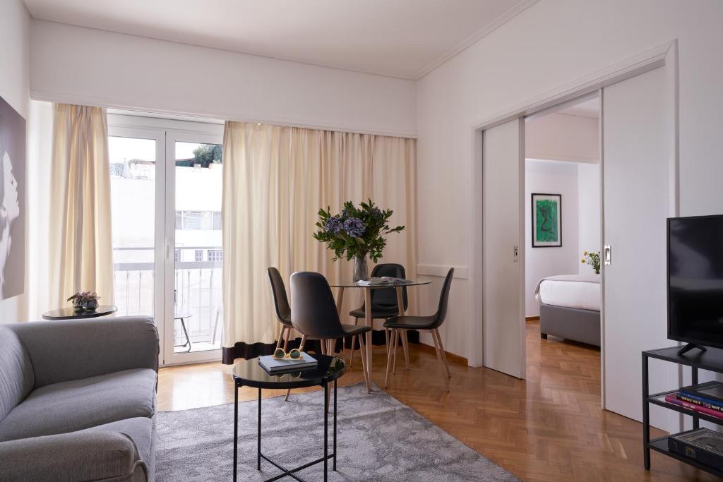 A television and/or entertainment centre at Parthenon Apartment